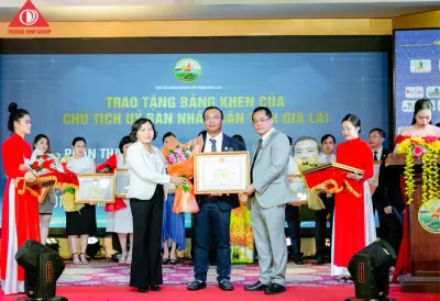 Ông Phan Thanh Thiên vinh dự nhận bằng khen của chủ tịch Tỉnh Gia Lai trong chương trình Doanh Nhân Trẻ Gia Lai vượt bão để thành công
